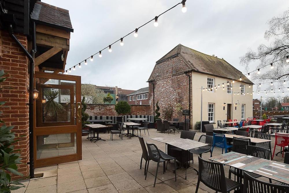 The Hatchet Inn Wetherspoon Newbury  Extérieur photo