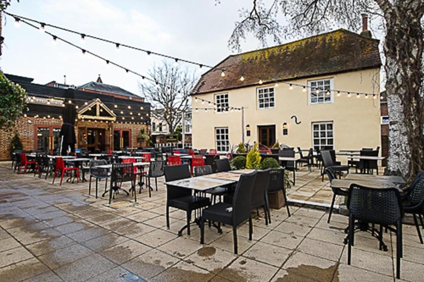 The Hatchet Inn Wetherspoon Newbury  Extérieur photo